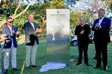 Ibaneis homenageado em placa que marca concessão de uso do terreno do Clube de Golfe de Brasília - (crédito: Paulo H Carvalho/Agência Brasília) Ibaneis homenageado em placa que marca concessão de uso do terreno do Clube de Golfe de Brasília - (crédito: Paulo H Carvalho/Agência Brasília)