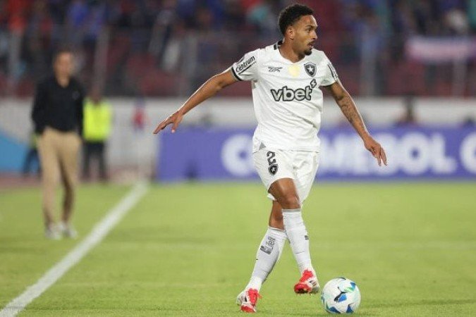 VITINHO - Nervoso no início, teve problemas com Estêvão. Aos poucos, porém, cresceu e defendeu muito bem o lado direito. Avançou pouco. Cruzou a linha de meio de campo uma ou duas vezes. No fim, com o Botafogo precisando buscar o empate, soube atacar bem as costas de Piqueréz - NOTA: 7,5 - Foto: Vitor Silva/Botafogo