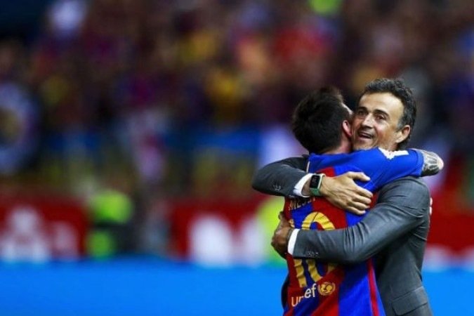 Messi e Luis Enrique se abraçam em maio de 2017 no Barcelona  -  (crédito: Foto: Gonzalo Arroyo Moreno/Getty Images)
