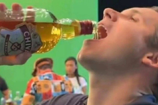 Gole de uísque: desafio aceito por Motta, em festa junina na Paraíba, rendeu a ele críticas sobre falta de postura  -  (crédito: Reprodução/Redes sociais)