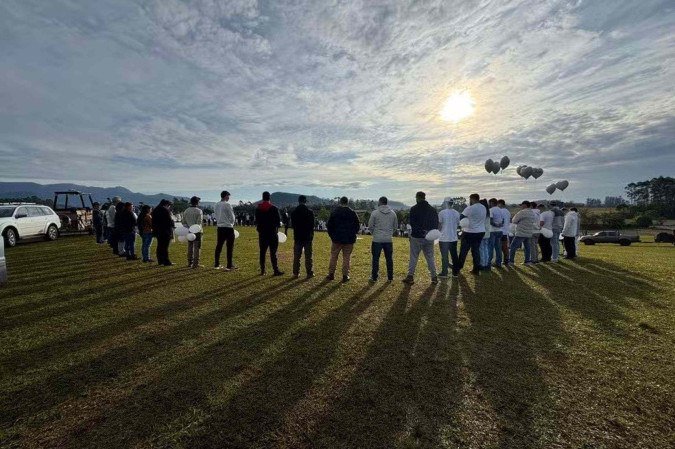 Homenagem às vítimas da tragédia em Praia Grande (SC) uma semana após o acidente; empresas receberam aval para retomar voos em balões de ar quente -  (crédito: Natália Chaves/NSC TV)