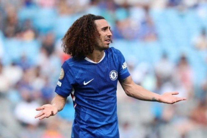 Cucurella, um dos destaques do Chelsea,no jogo que teve uma pada por causa das condições climáticas -  (crédito: Foto: Divulgação Fifa)