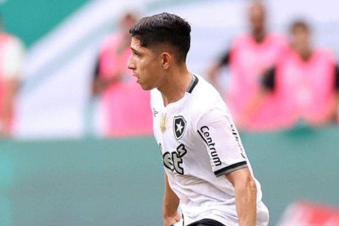 SAVARINO - Encaixoitado pela marcação e desconfortável pela esquerda. Devolveu mal os passes que recebeu e teve algumas perdas de bola. No ataque, apenas um chute que passou longe. Saiu, no segundo tempo, para a entrada de Correa - NOTA: 4,0 - Foto: Vitor Silva/Botafogo 