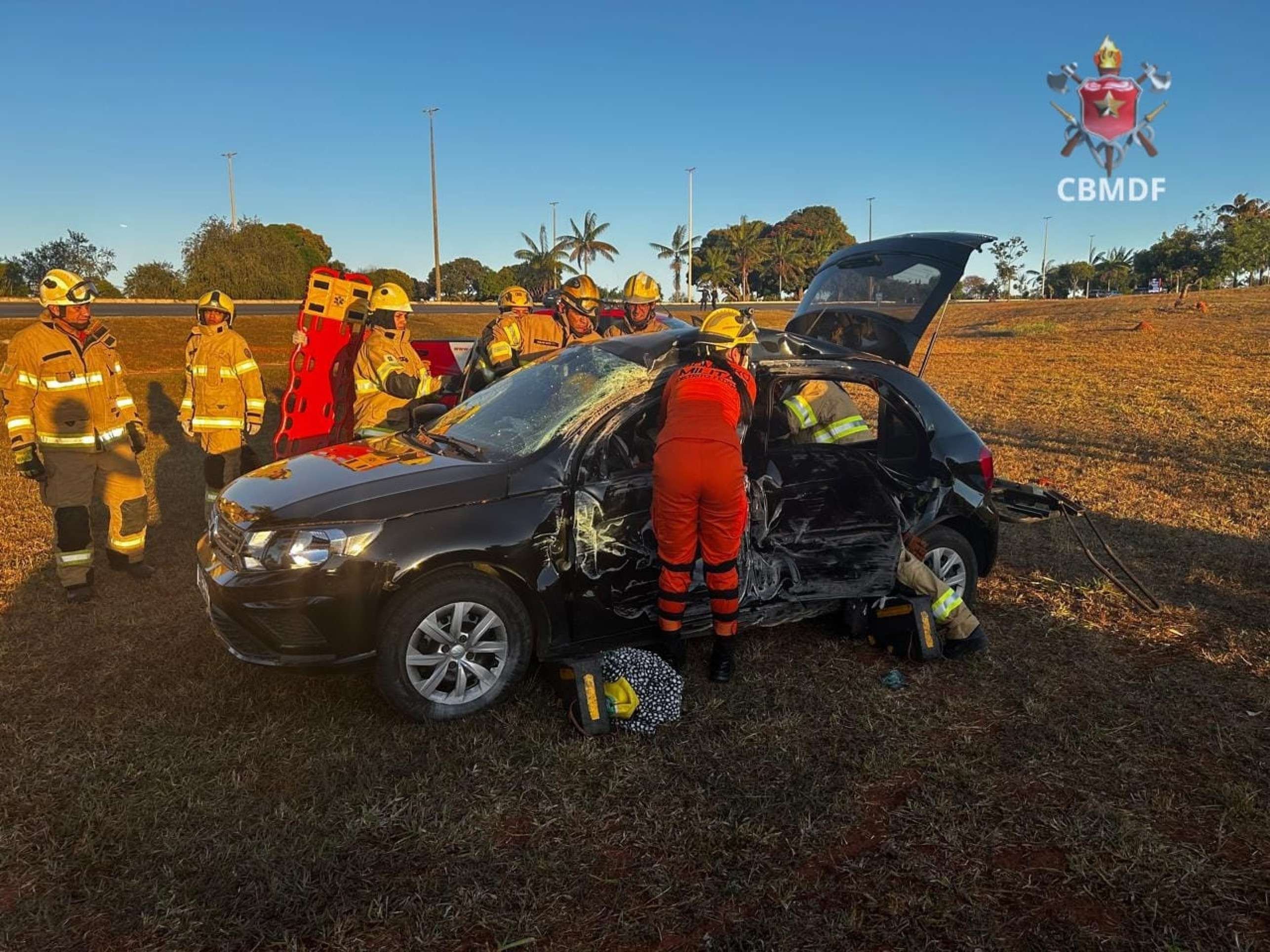 Motorista fica ferida após bater carro em poste, na Vila Planalto Motorista fica ferida após bater carro em poste, na Vila Planalto
