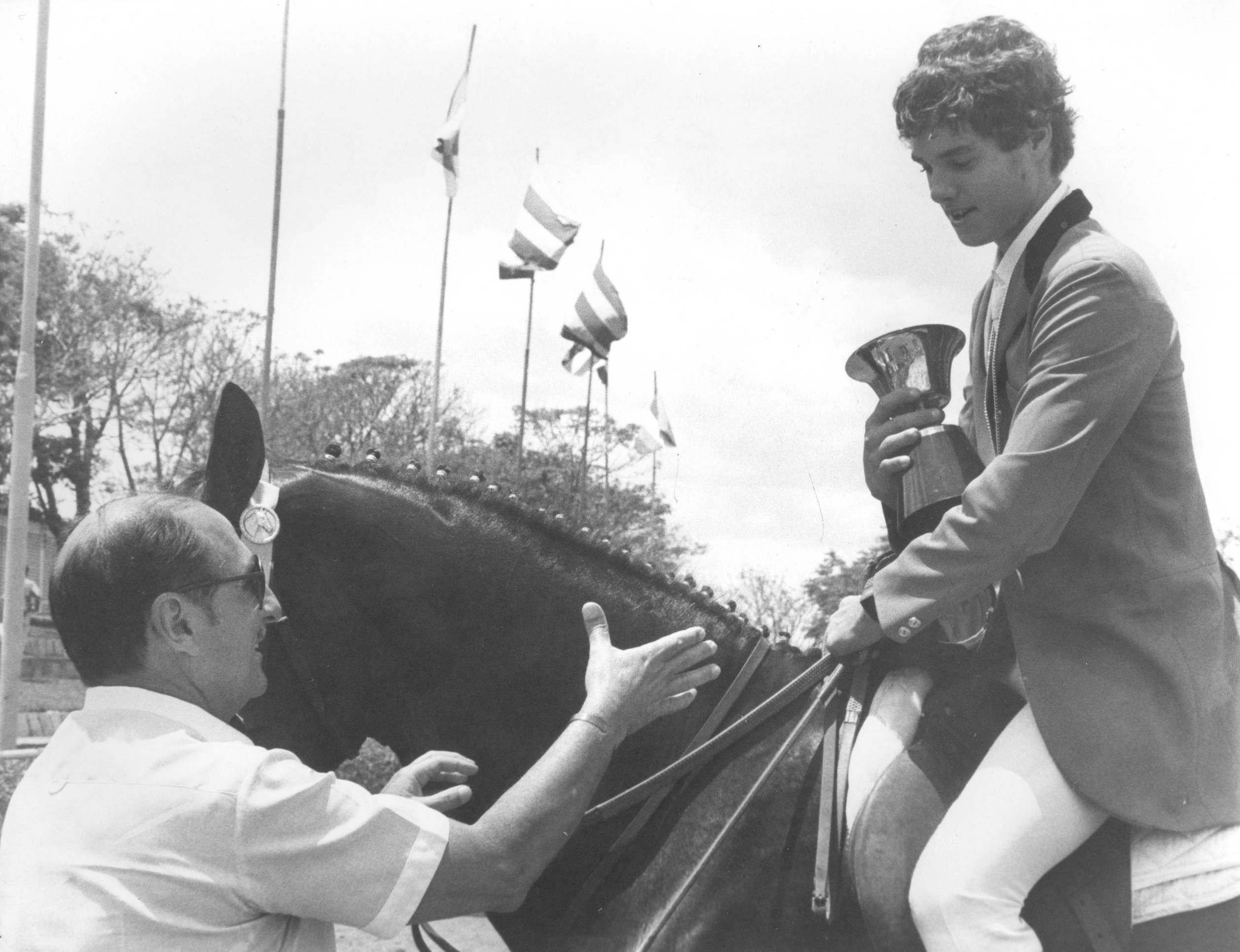  02/09/1983 — O governador do Distrito Federal, José Ornellas da Souza Filho, cumprimenta cavaleiro em campeonato de hipísmo 