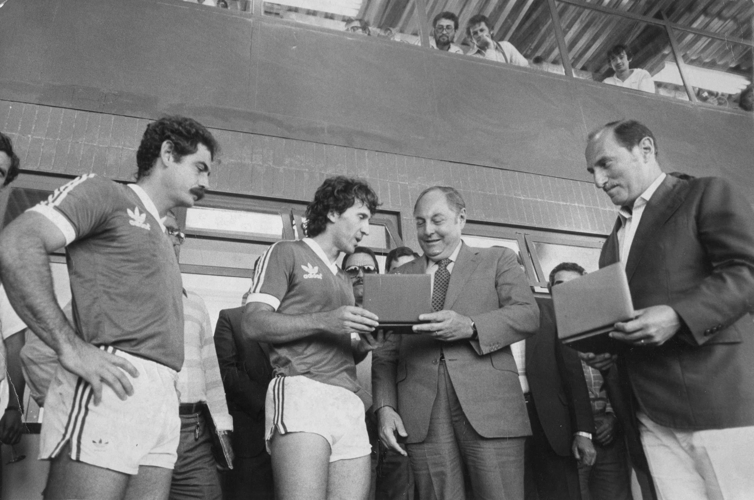  23/07/1983 - Jogador de futebol Zico cumprimenta o presidente da República em exercício Aureliano Chaves, ao lado do jogador Rivelino e do governador do Distrito Federal José Ornellas de Souza Filho, após participar do Jogo do S.O.S. no estádio Mané Garrincha. 