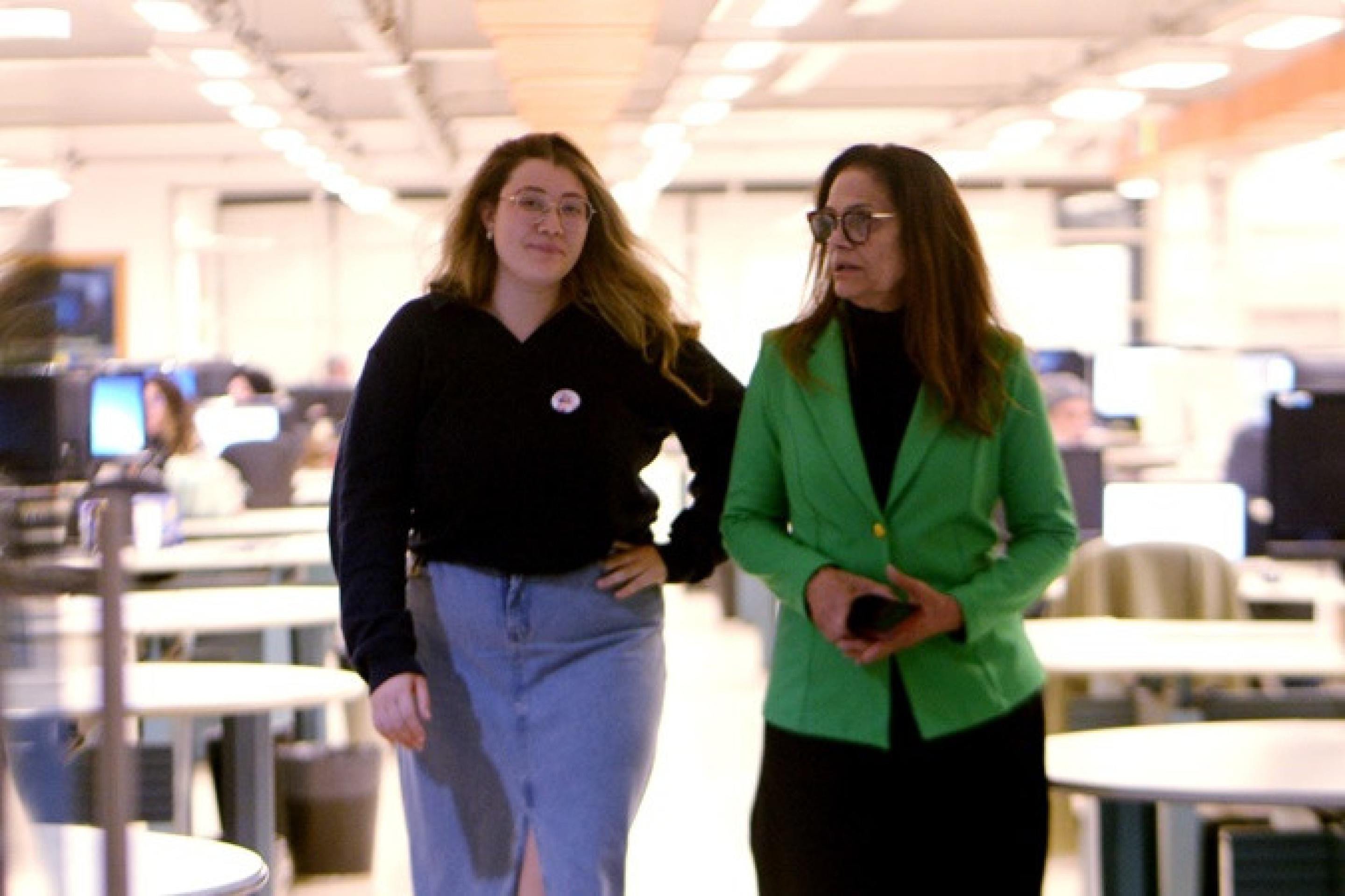 Ana Clara, 17 anos, ao lado de Ana Dubeux, na Redação do jornal