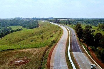 Apenas em estradas federais sob administração do Departamento Nacional de Infraestrutura de Transportes (DNIT) o país tem 61 mil km.  -  (crédito:  Reprodução/Twitter @mtransportes)