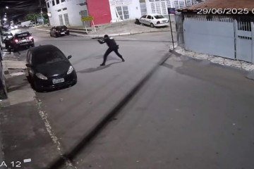 Os policiais revidaram e buscaram abrigo, cessando os disparos assim que os tiros que vinham da residência pararam -  (crédito: Reprodução)