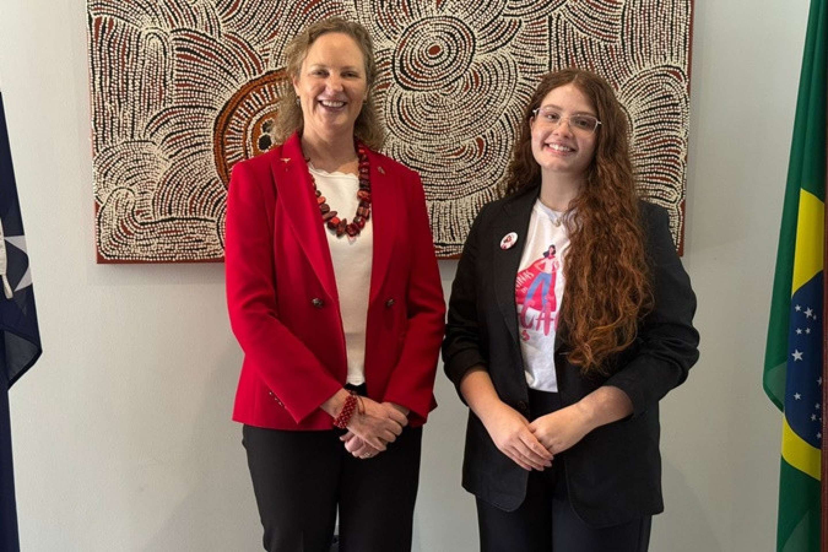 A estudante Anna Luiza, 17 anos, ao lado da embaixadora da Austrália, Sophie Davis