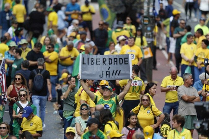 Apoiadores do ex-presidente brasileiro Jair Bolsonaro participam de um comício na Avenida Paulista, em São Paulo, Brasil, em 29 de junho de 2025 - (crédito: AFP)