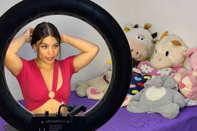 Ativistas em Bogotá, na Colômbia, reivindicam proteção dos direitos e das modelos de webcams, com regulamentação mais rigorosa do setor - (crédito: BBC) Ativistas em Bogotá, na Colômbia, reivindicam proteção dos direitos e das modelos de webcams, com regulamentação mais rigorosa do setor - (crédito: BBC)