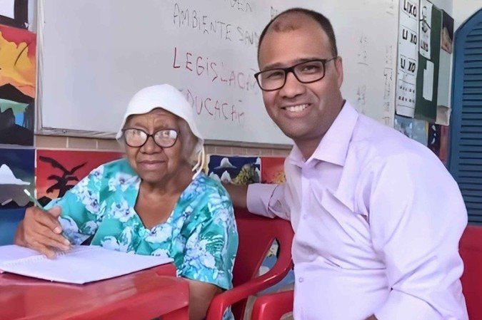 Professor Elias Araújo: missão de vida para levar letramento a adultos e jovens - (crédito: Divulgação) Professor Elias Araújo: missão de vida para levar letramento a adultos e jovens - (crédito: Divulgação)