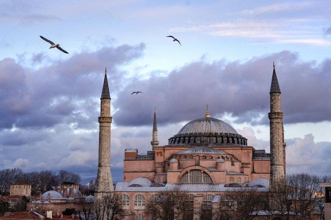 Mesquita Azul (Turquia) - Fica em Istambul, cidade que foi capital turca atÃ© a queda do ImpÃ©rio Otomano (dando lugar a Ancara).  Seu nome oficial Ã© SultÃ£o Ahmed, responsÃ¡vel por sua construÃ§Ã£o no sÃ©culo 17. Curiosamente, o azul nÃ£o Ã© visto por fora: se refere aos azulejos localizados dentro do templo.  -  (crédito: VisionPics pixabay)