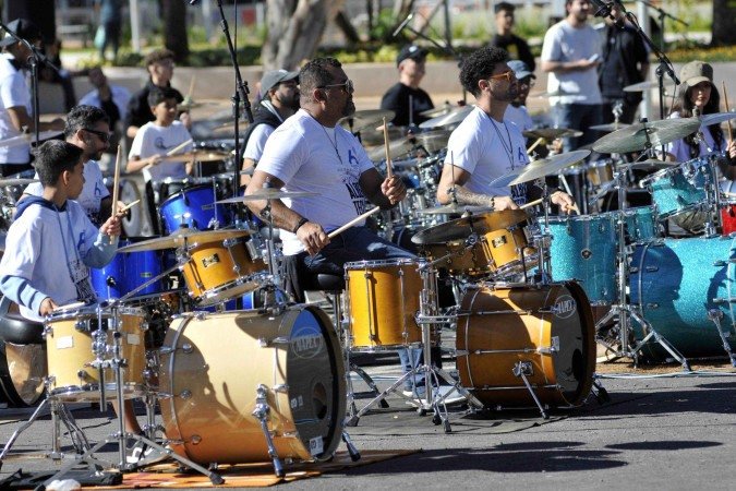  29/06/2025. Crédito: Minervino Júnior/CB/D.A Press. Brasil.  Brasilia - DF. 67 Bateristas tocando em homenagem ao aniversário de Taguatinga no estacionamento da administração.