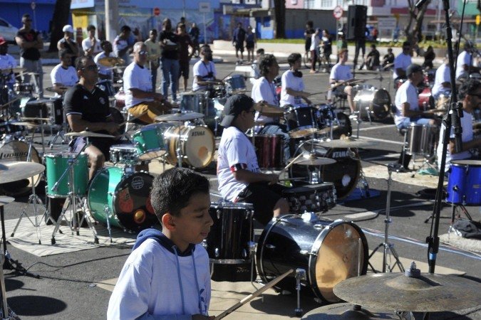  29/06/2025. Crédito: Minervino Júnior/CB/D.A Press. Brasil.  Brasilia - DF. 67 Bateristas tocando em homenagem ao aniversário de Taguatinga no estacionamento da administração.