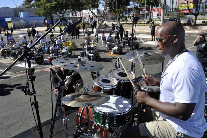  29/06/2025. Crédito: Minervino Júnior/CB/D.A Press. Brasil.  Brasilia - DF. 67 Bateristas tocando em homenagem ao aniversário de Taguatinga no estacionamento da administração. Josivaldo Santos