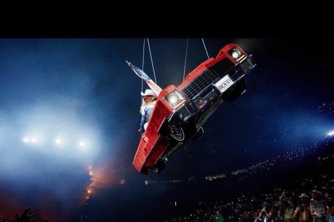 Beyoncé interrompe show após falha técnica que quase derruba carro suspenso  -  (crédito: Reprodução/Instagram)