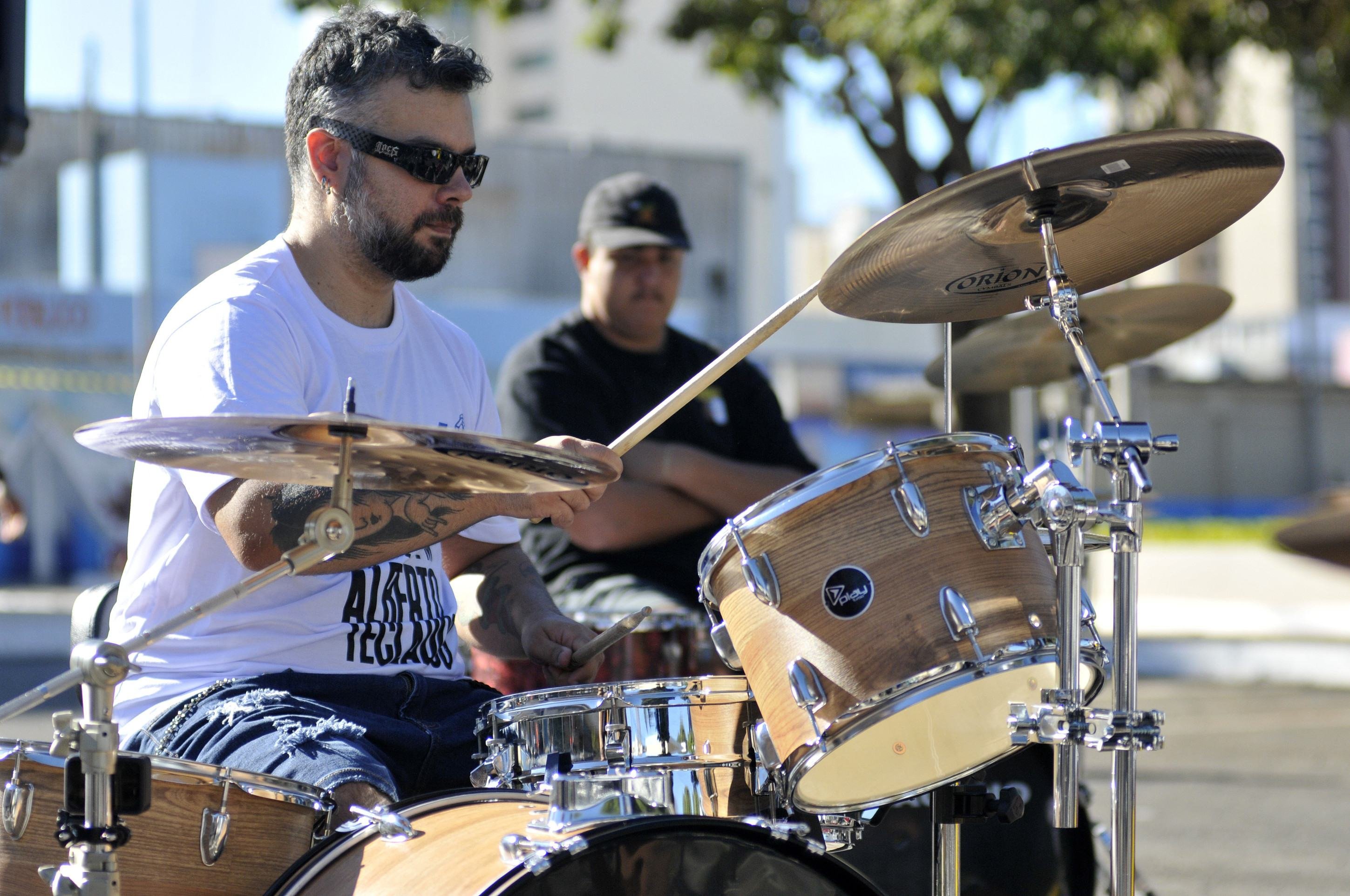  29/06/2025. Crédito: Minervino Júnior/CB/D.A Press. Brasil.  Brasilia - DF. 67 Bateristas tocando em homenagem ao aniversário de Taguatinga no estacionamento da administração. Guilherme Lemos