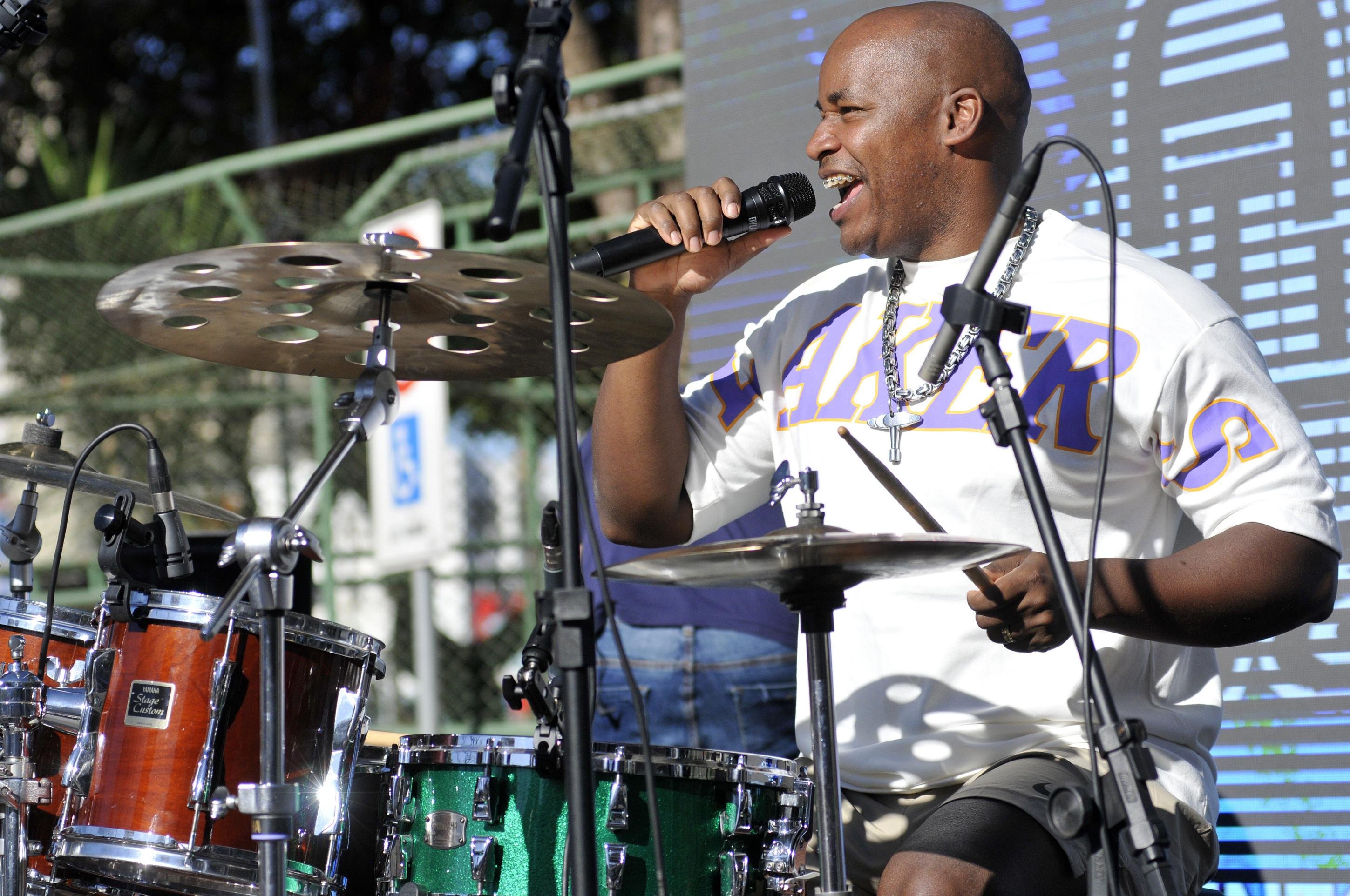  29/06/2025. Crédito: Minervino Júnior/CB/D.A Press. Brasil.  Brasilia - DF. 67 Bateristas tocando em homenagem ao aniversário de Taguatinga no estacionamento da administração. Josivaldo Santos