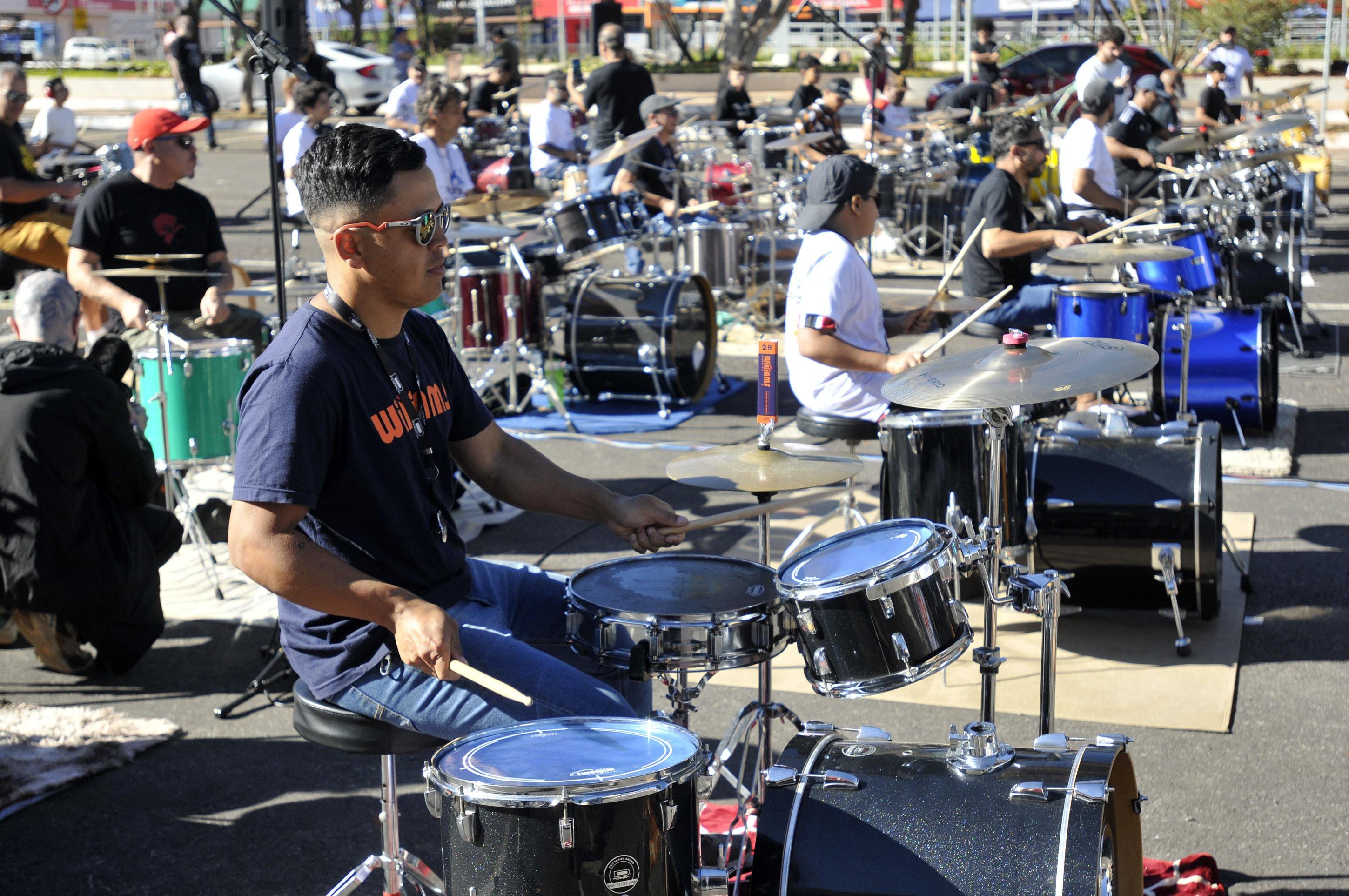  29/06/2025. Crédito: Minervino Júnior/CB/D.A Press. Brasil.  Brasilia - DF. 67 Bateristas tocando em homenagem ao aniversário de Taguatinga no estacionamento da administração.