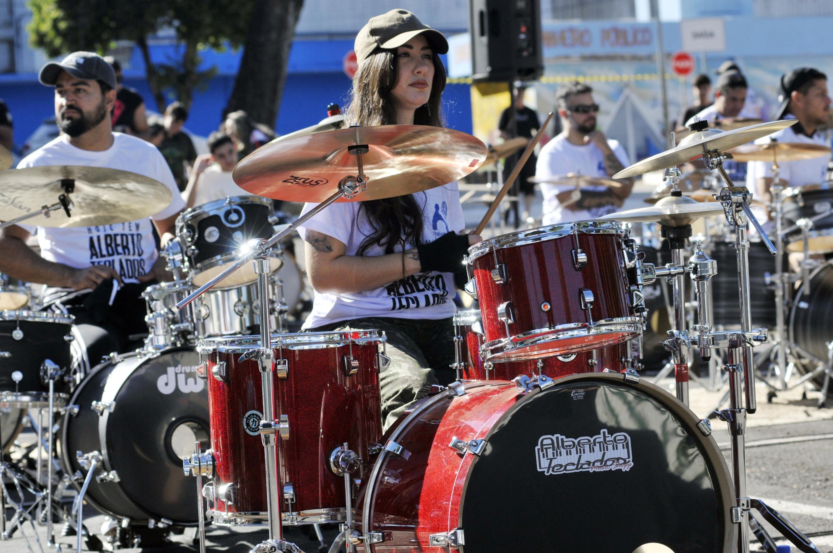  29/06/2025. Crédito: Minervino Júnior/CB/D.A Press. Brasil.  Brasilia - DF. 67 Bateristas tocando em homenagem ao aniversário de Taguatinga no estacionamento da administração. Alexia Loren
