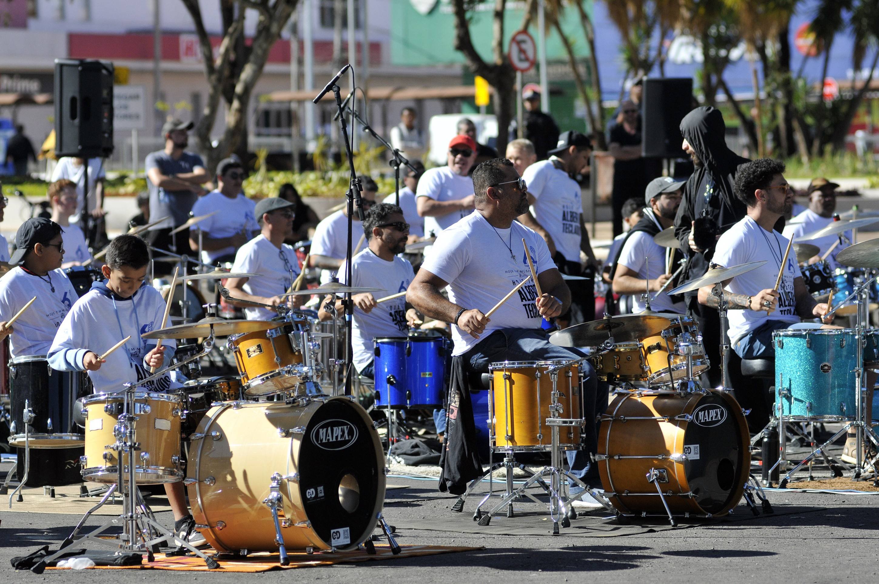  29/06/2025. Crédito: Minervino Júnior/CB/D.A Press. Brasil.  Brasilia - DF. 67 Bateristas tocando em homenagem ao aniversário de Taguatinga no estacionamento da administração.