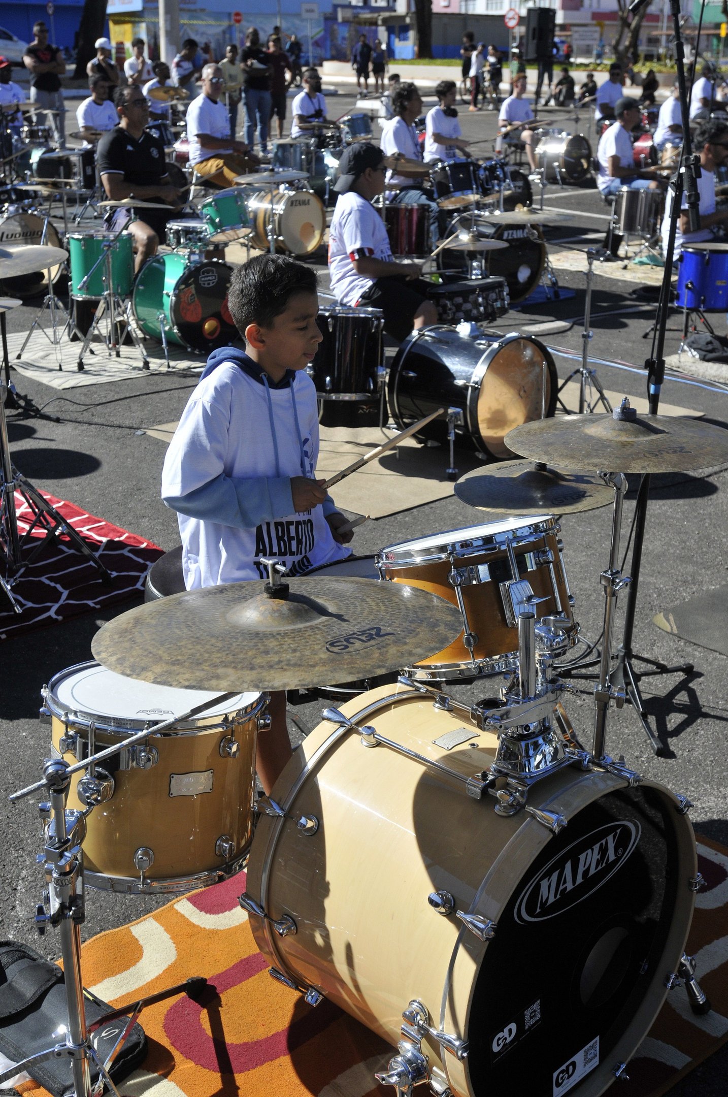  29/06/2025. Crédito: Minervino Júnior/CB/D.A Press. Brasil.  Brasilia - DF. 67 Bateristas tocando em homenagem ao aniversário de Taguatinga no estacionamento da administração.