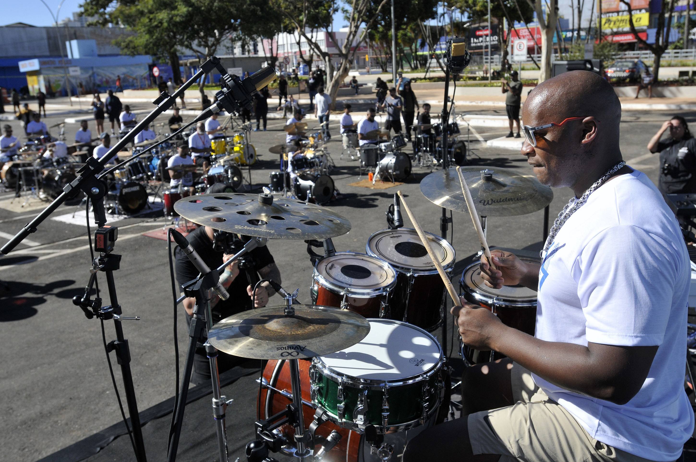  29/06/2025. Crédito: Minervino Júnior/CB/D.A Press. Brasil.  Brasilia - DF. 67 Bateristas tocando em homenagem ao aniversário de Taguatinga no estacionamento da administração. Josivaldo Santos