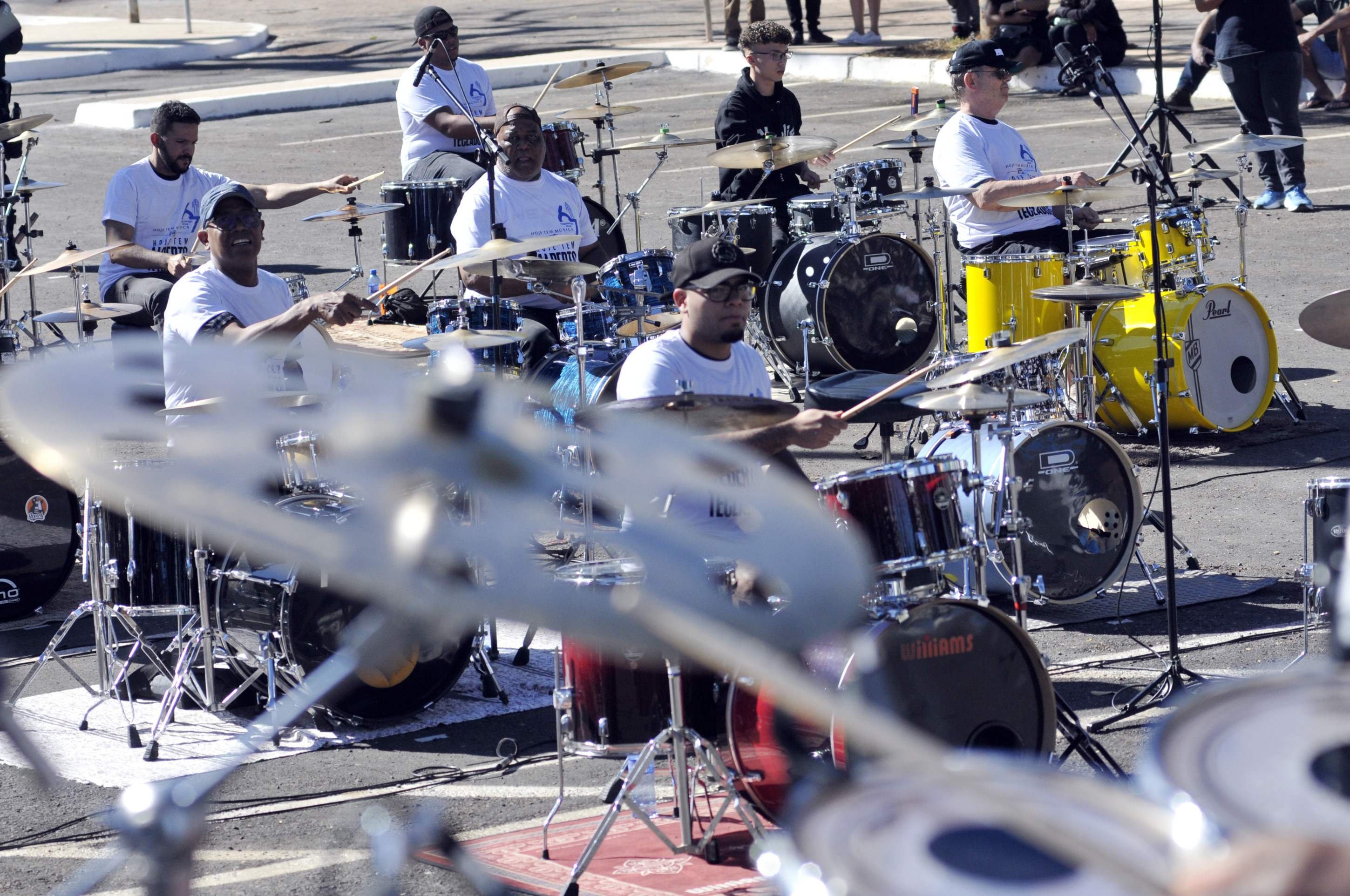  29/06/2025. Crédito: Minervino Júnior/CB/D.A Press. Brasil.  Brasilia - DF. 67 Bateristas tocando em homenagem ao aniversário de Taguatinga no estacionamento da administração.