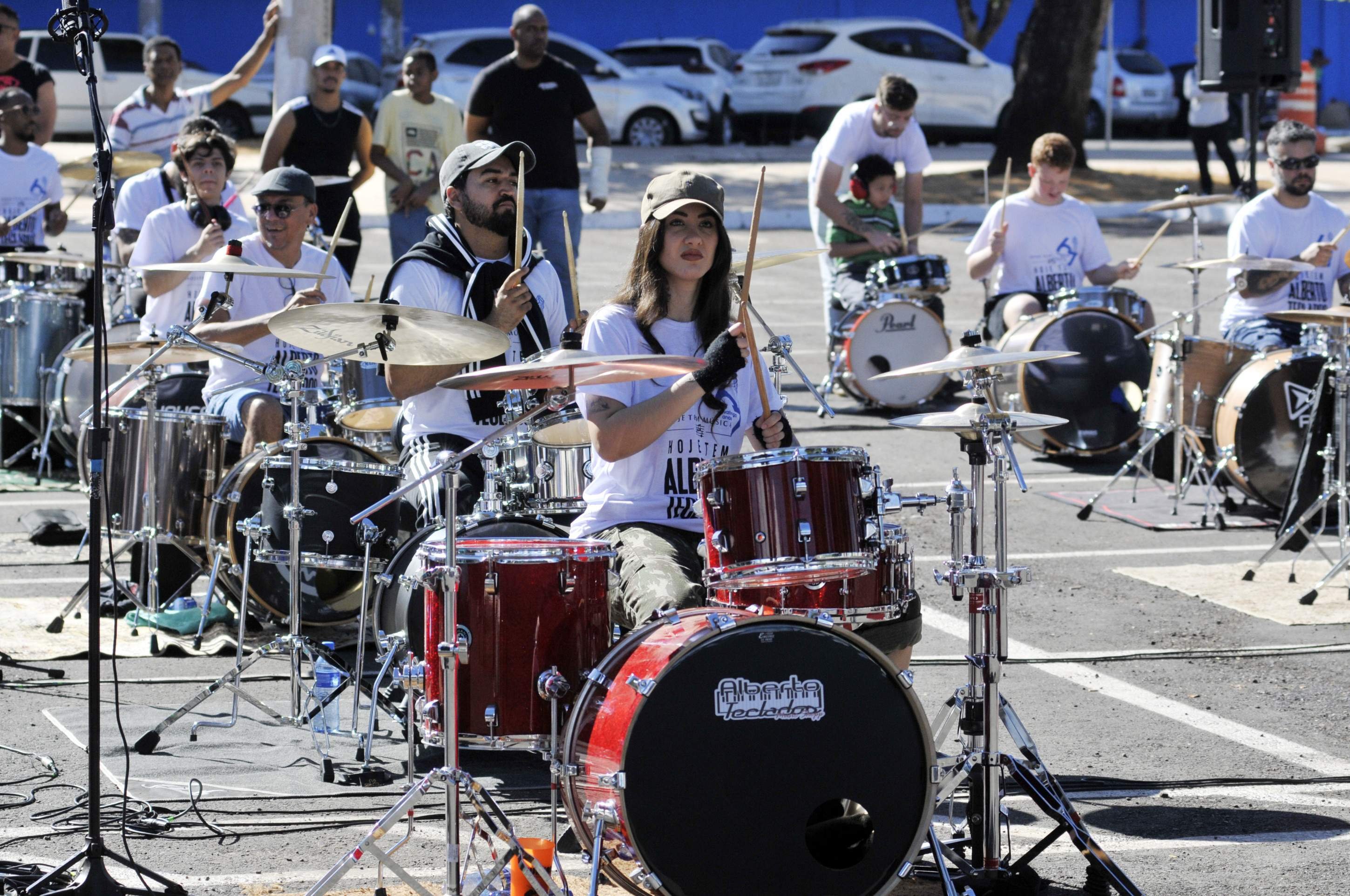  29/06/2025. Crédito: Minervino Júnior/CB/D.A Press. Brasil.  Brasilia - DF. 67 Bateristas tocando em homenagem ao aniversário de Taguatinga no estacionamento da administração. Alexia Loren