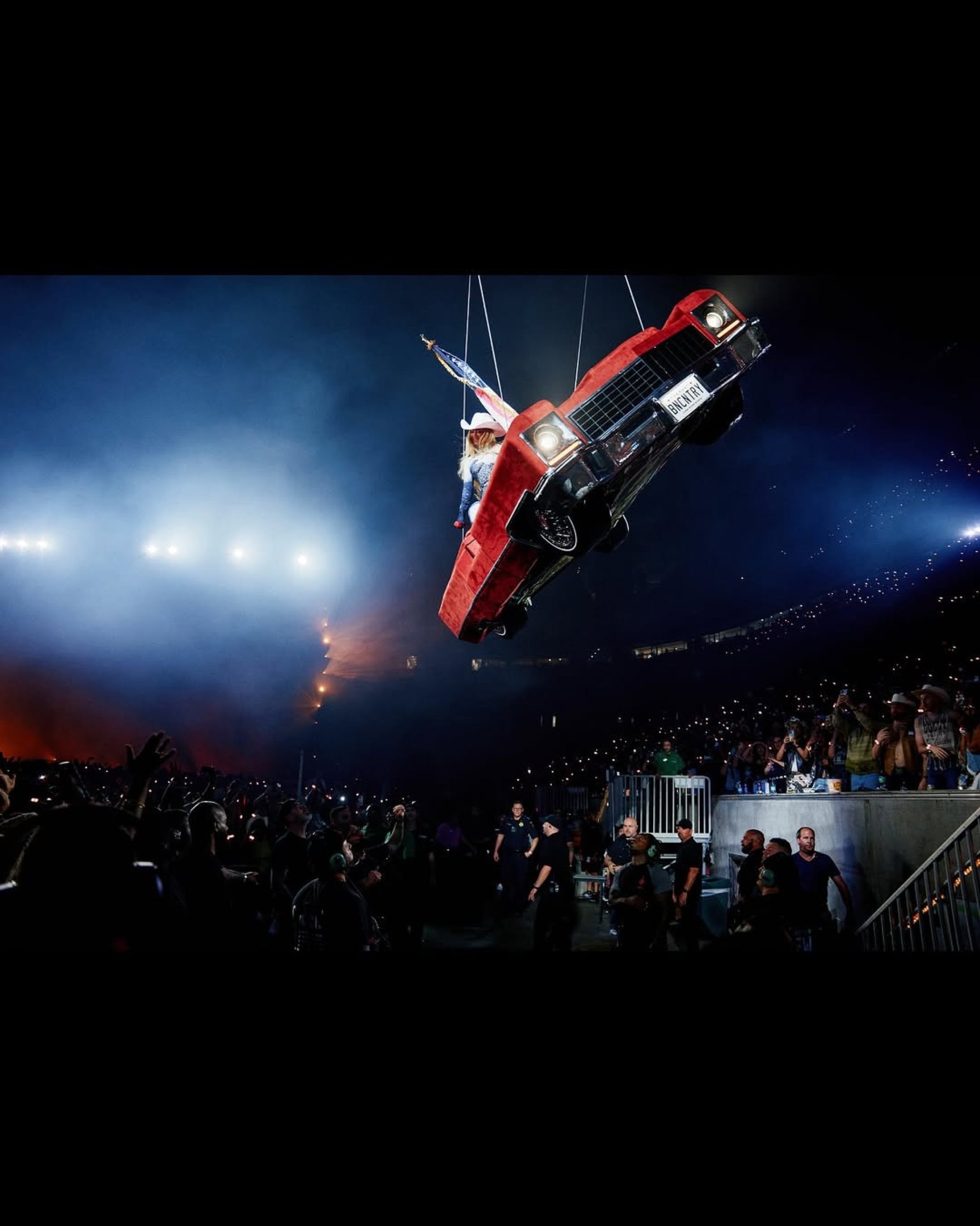 Beyoncé interrompe show após ficar pendurada em carro suspenso