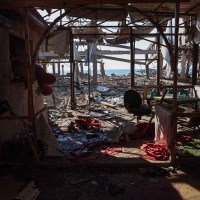 Um palestino inspeciona os danos à cafeteria Al-Baqa, destruída pelo ataque de Israel, na Cidade de Gaza  -  (crédito: Omar Al-Qattaa/AFP)