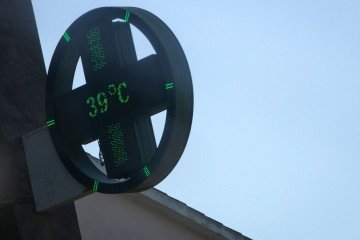 1.284 municípios brasileiros, distribuídos em oito estados, permaneciam sob alerta laranja para onda de calor, conforme aviso emitido pelo Instituto Nacional de Meteorologia (Inmet) no dia 23 de dezembro -  (crédito: CARLOS COSTA/AFP)