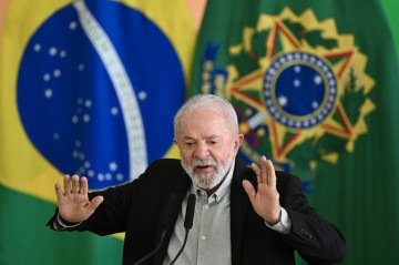  Brazilian President Luiz Inacio Lula da Silva gestures as he delivers a speech during the launching of the 2025/26 Harvest Plan at Planalto Palace in Brasilia on June 30, 2025. The government will offer approximately R$ 600 billion (US$ 110 billion) in credit lines for agribusiness and family farming. (Photo by Evaristo SA / AFP)
      Caption  -  (crédito:  AFP)