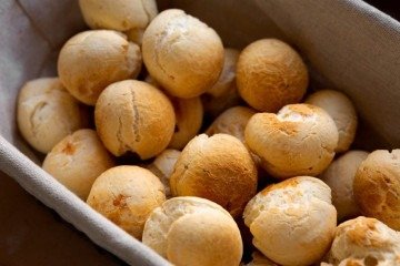 Tendo sua origem no estado de Minas Gerais, o pão de queijo brasileiro é feito principalmente com polvilho (fécula de mandioca), leite, sal, ovos e queijo, o que lhe confere uma textura e sabor bem característicos. -  (crédito: freepik)