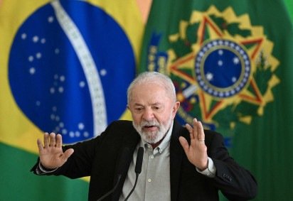  Brazilian President Luiz Inacio Lula da Silva gestures as he delivers a speech during the launching of the 2025/26 Harvest Plan at Planalto Palace in Brasilia on June 30, 2025. The government will offer approximately R$ 600 billion (US$ 110 billion) in credit lines for agribusiness and family farming. (Photo by Evaristo SA / AFP)
      Caption  -  (crédito:  AFP)