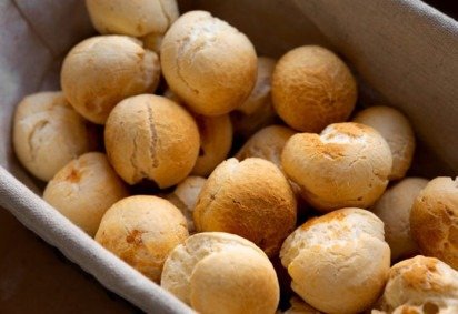 Tendo sua origem no estado de Minas Gerais, o pão de queijo brasileiro é feito principalmente com polvilho (fécula de mandioca), leite, sal, ovos e queijo, o que lhe confere uma textura e sabor bem característicos. -  (crédito: freepik)