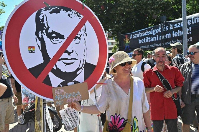 Participantes protestam contra o primeiro-ministro Viktor Orbán durante a Parada do Orgulho Gay de Budapeste, em 28 de junho de 2025, em Budapeste, apesar da proibição governamental do evento. O primeiro-ministro húngaro anunciou que a polícia não Participantes protestam contra o primeiro-ministro Viktor Orbán durante a Parada do Orgulho Gay de Budapeste, em 28 de junho de 2025, em Budapeste, apesar da proibição governamental do evento. O primeiro-ministro húngaro anunciou que a polícia não