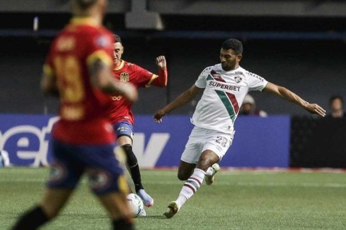 THIAGO SANTOS - Entrou no fim para dar ainda mais sustentação ao Fluminense. Entregou um escanteio bobo que quase pôs tudo a perder quando o jogo ainda marcava 1 a 0. NOTA 5,5. Foto: LUCAS MERÇON / FLUMINENSE F.C.