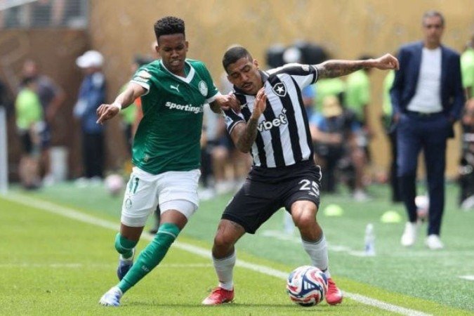 Estêvão em ação contra o Botafogo pelas oitavas do Mundial de Clubes -  (crédito: Foto: Cesar Greco/Palmeiras)