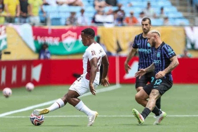 JHON ARIAS - Que atuação! Deu a assistência para o gol de Germán Cano, soube segurar a bola no ataque e deu até chapéu. Jogo mágico do craque do time. NOTA 9,0. Foto: LUCAS MERÇON / FLUMINENSE F.C.