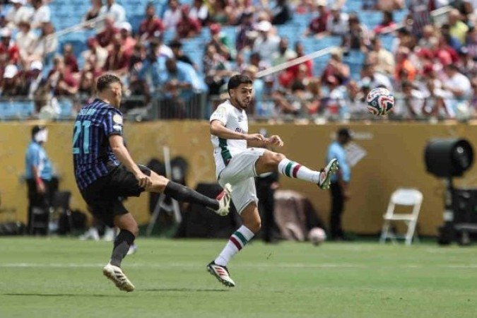 NONATO - Dentre os três volantes, era o mais ofensivo. Não comprometeu nas ações defensivas, porém, sendo importante na forte marcação tricolor. NOTA 7,0. Foto: LUCAS MERÇON / FLUMINENSE F.C.