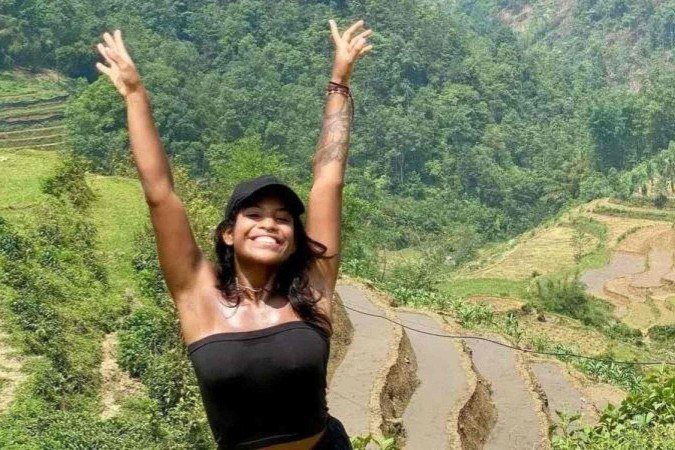 Foto tirada pelo guia mostra Juliana com grupo de turistas que subiram vulcão na Indonésia - (crédito: @resgatejulianamarins) Foto tirada pelo guia mostra Juliana com grupo de turistas que subiram vulcão na Indonésia - (crédito: @resgatejulianamarins)