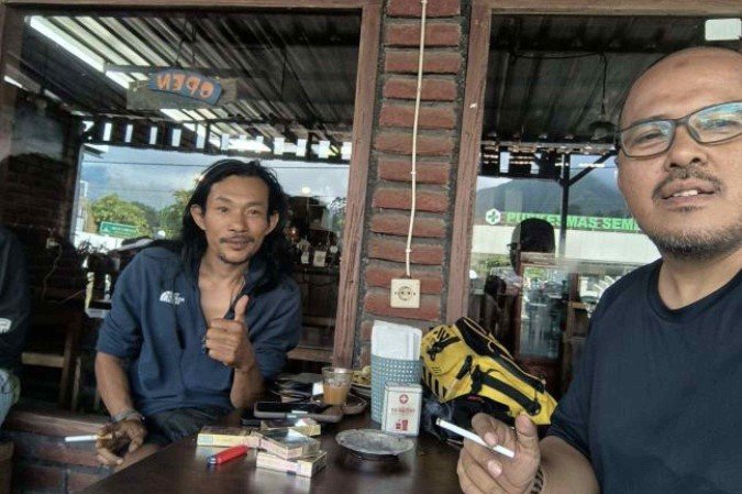 Yudis Febrianda (D) com o amigo Abdul Haris Agam (E): Yudis Febrianda (D) com o amigo Abdul Haris Agam (E):