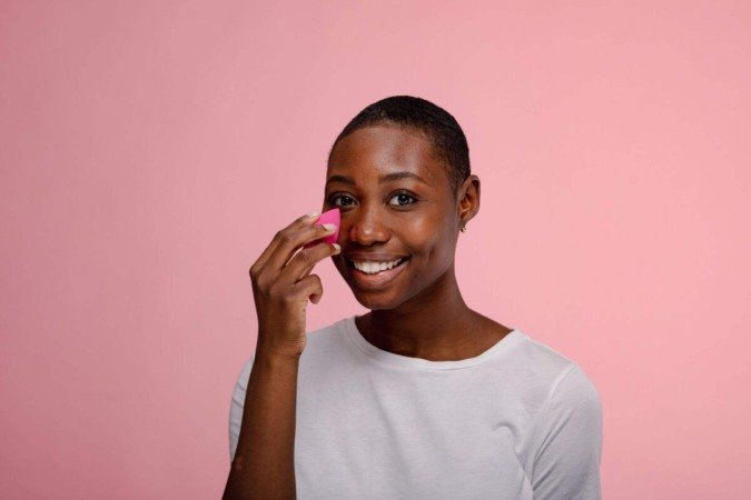 A esponja de maquiagem é ideal para um resultado mais natural e sem marcações (Imagem: Rawpixel.com | Shutterstock) - (crédito: EdiCase) A esponja de maquiagem é ideal para um resultado mais natural e sem marcações (Imagem: Rawpixel.com | Shutterstock) - (crédito: EdiCase)