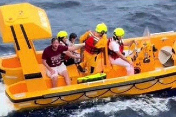 Pai pula no mar após criança cair de cruzeiro da Disney - (crédito: Reprodução/Redes sociais) Pai pula no mar após criança cair de cruzeiro da Disney - (crédito: Reprodução/Redes sociais)