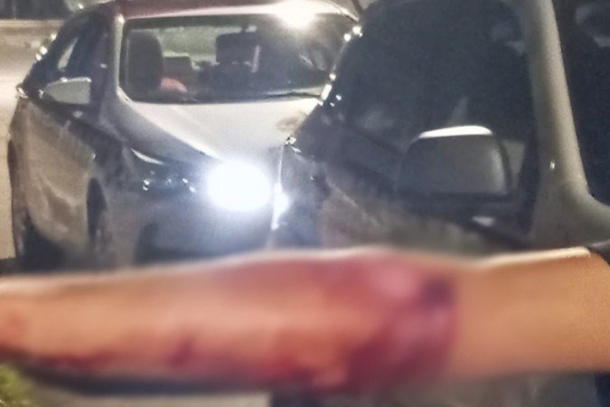  Homem quebra copo de vidro no braço da companheira  -  (crédito:  PMDF)