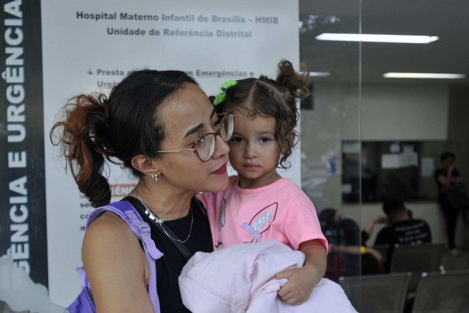 30/06/2025. Crédito: Minervino Júnior/CB/D.A Press. Brasil. Brasilia - DF. Hospital Materno Infantil aumento nos casos de gripe. Alana Coelho e sua filha Amélia Coelho. - (crédito: Minervino Júnior/CB/D.A.Press) 30/06/2025. Crédito: Minervino Júnior/CB/D.A Press. Brasil. Brasilia - DF. Hospital Materno Infantil aumento nos casos de gripe. Alana Coelho e sua filha Amélia Coelho. - (crédito: Minervino Júnior/CB/D.A.Press)