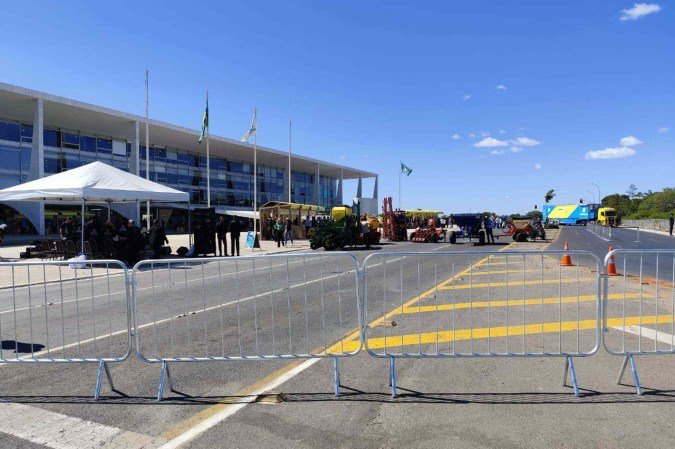 Homem é detido após ameaçar explodir mochila na Praça dos Três Poderes